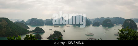 Karst landforms in the sea, the world natural heritage - halong bay Stock Photo