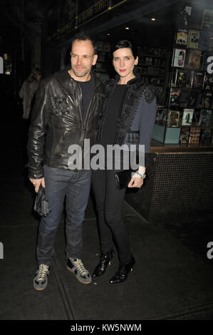 NEW YORK, NY - MARCH 12: Jonny Lee Miller Michele Hicks attends Sony Pictures Classics' 'Only Lovers Left Alive' screening hosted by The Cinema Society and Stefano Tonchi, Editor in Chief of W Magazine after party at Chalk Point Kitchen on March 12, 2014 in New York City.   People:  Jonny Lee Miller Michele Hicks Stock Photo