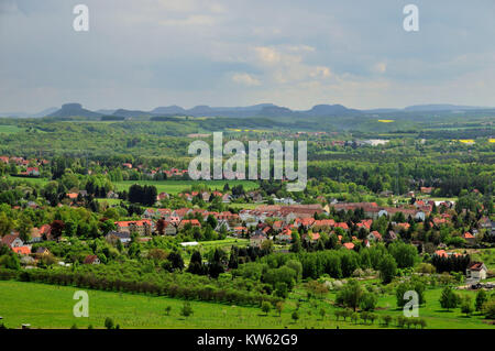 Pirnaer district of Graupa before summits of Saxon Switzerland, Pirnaer Ortsteil Graupa vor Gipfeln der  Saechsische Schweiz Stock Photo