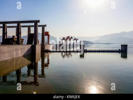 Top of the Three Gorges Dam built on the Yangtze River after relocating 1.24 million people and flooding 13 cities, 140 towns and 1350 villages Stock Photo