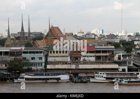 Temples and boats on the river Chao Phraya in Bangkok, Thailand Stock Photo