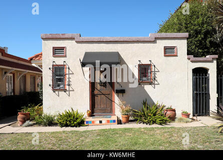 Small Spanish style apartments on Vermont Avenue in Los Feliz neighborhood of Los Angeles, California USA  KATHY DEWITT Stock Photo