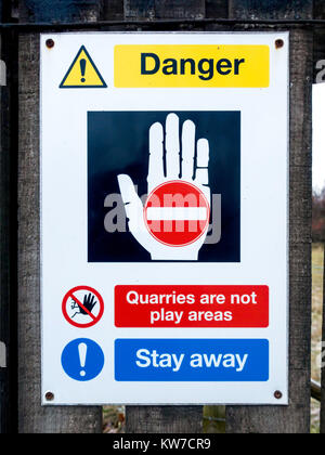 Danger Quarries Are Not Play Areas Sign. England, Uk Stock Photo - Alamy