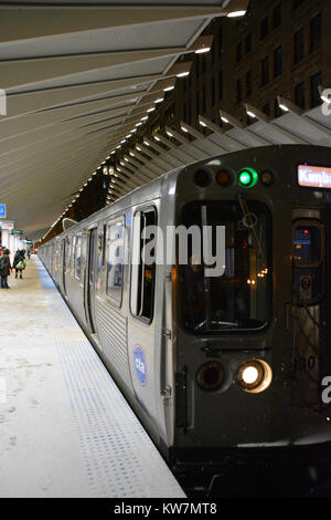 People wait for trains in the snow on the rebuilt Washington and Wells L platform in Chicago's downtown Loop. Stock Photo