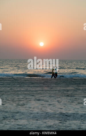 Benaulim beach, Goa, India. Sunday 31st December 2017. New years eve sunset in Goa. Beautiful sunset at Benaulim beach in  South goa as tourists and locals celebrate the last sunset of 2017 and get ready for the beachside parties and fireworks . Overnight lows of  21 degrees celsius mean the beach is the place to be Credit: WansfordPhoto/Alamy Live News Stock Photo