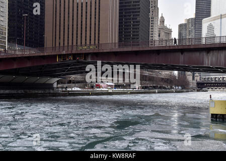 Chicago, USA.  31 December 2017.  USA weather:  The Chicago River is frozen as temperatures dip to -17C.  Extremely cold conditions are forecast to continue into the New Year.  Credit: Stephen Chung / Alamy Live News Stock Photo