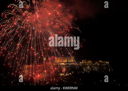 Athens, Greece. 1st Jan, 2018. Fireworks blaze above the Parthenon temple on Acropolis hill in Athens during the new year celebrations in Greece, 01 January 2018. ©Elias Verdi/Alamy Live News Stock Photo