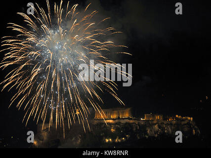 Athens, Greece. 1st Jan, 2018. Fireworks blaze above the Parthenon temple on Acropolis hill in Athens during the new year celebrations in Greece, 01 January 2018. ©Elias Verdi/Alamy Live News Stock Photo