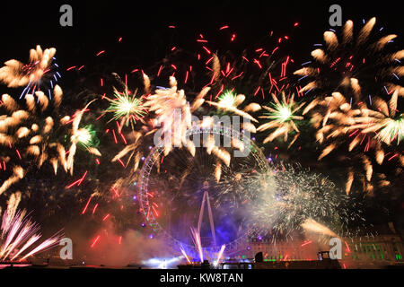 Victoria Embankment, London, UK. 1st Jan, 2018. London's New Years Fireworks Display, Fireworks display to usher in the New Year 2018, Credit: Richard Soans/Alamy Live News