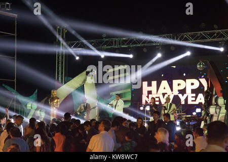 Benaulim beach, Goa, India. Monday 1st January 2018. New years day fireworks to celebrate at gala dinner in Goa beachside. Palm trees form the backdrop for the fireworks on another warm night Stock Photo