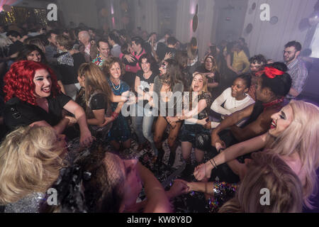 London, UK. 31st Dec, 2017. Party goers celebrating the arrival of the new year at a Lost in Disco club night at Bush Hall in London. Photo date: Monday, January 1, 2018. Photo: Roger Garfield/Alamy Live News Stock Photo