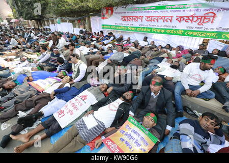 Dhaka, Bangladesh. 01st Jan, 2018. Teachers and employees of non-MPO educational institutions, who have been demonstrating for enlistment under the government's MPO facilities, start fast unto death in front of the National Press Club in Dhaka, Bangladesh. Credit: SK Hasan Ali/Alamy Live News Stock Photo
