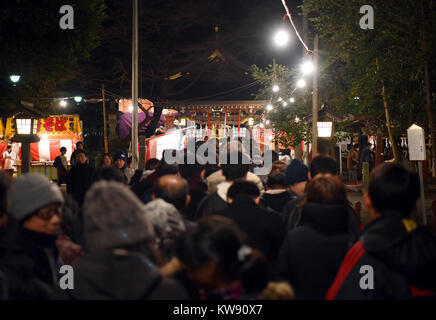 Tokorozawa, Japan. 1st Jan, 2018. At the stroke of midnight, hundreds of citizens descend on a local shrine to offer their first prayers of the New Year in Tokorozawa, Tokyos western suburbs on Monday, January 1, 2018. Throughout the country, millions of Japanese visit nearby shrines and temples, some offering the New Years first prayers while the other making first wishes in the centuries-old practice. Credit: Natsuki Sakai/AFLO/Alamy Live News Stock Photo