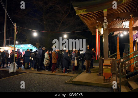 Tokorozawa, Japan. 1st Jan, 2018. At the stroke of midnight, hundreds of citizens descend on a local shrine to offer their first prayers of the New Year in Tokorozawa, Tokyos western suburbs on Monday, January 1, 2018. Throughout the country, millions of Japanese visit nearby shrines and temples, some offering the New Years first prayers while the other making first wishes in the centuries-old practice. Credit: Natsuki Sakai/AFLO/Alamy Live News Stock Photo