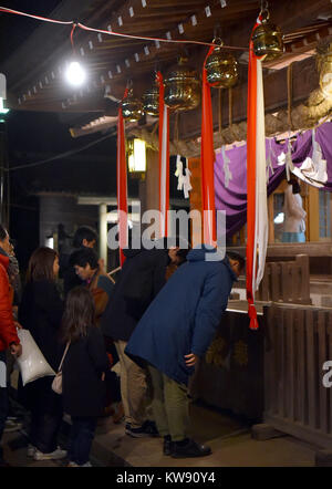 Tokorozawa, Japan. 1st Jan, 2018. At the stroke of midnight, hundreds of citizens descend on a local shrine to offer their first prayers of the New Year in Tokorozawa, Tokyos western suburbs on Monday, January 1, 2018. Throughout the country, millions of Japanese visit nearby shrines and temples, some offering the New Years first prayers while the other making first wishes in the centuries-old practice. Credit: Natsuki Sakai/AFLO/Alamy Live News Stock Photo