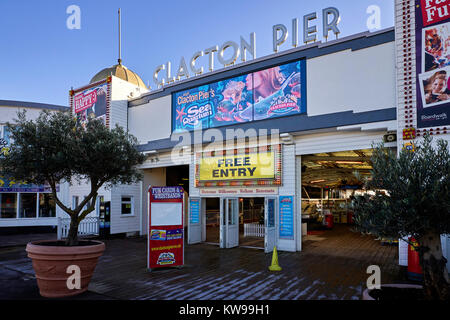 An amusement arcade on Clacton Pier Stock Photo - Alamy