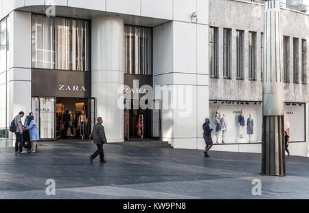Pedestrians passing the main entrance of the Zara retail fashion store in Rotunda Square, Bullring, Birmingham, England, UK Stock Photo
