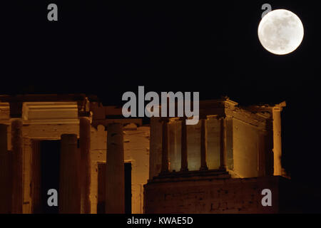 Athens, Greece, 1st January, 2018. Supermoon rises over the Propylaea of the Acropolis of Athens in Athens, Greece. Credit: Nicolas Koutsokostas/Alamy Live News. Stock Photo
