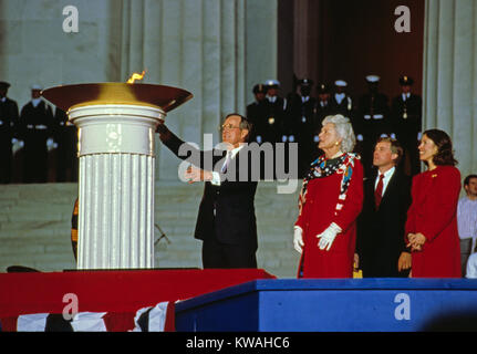 Washington, District of Columbia, USA. 18th Jan, 1989. United States President-elect George H.W. Bush participates in the ceremonial candle lighting to conclude the opening ceremony for his inauguration at the Lincoln Memorial in Washington, DC on January 18 1989. From left to right: President-elect Bush, Barbara Bush, Marilyn Quayle, and US Vice President-elect Dan Quayle.Credit: Robert Trippett/Pool via CNP Credit: Robert Trippett/CNP/ZUMA Wire/Alamy Live News Stock Photo