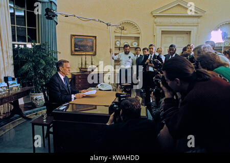 Washington, District of Columbia, USA. 16th Jan, 1991. United States President George H.W. Bush poses for photos in the Oval Office of the White House in Washington, DC after announcing the start of the air offensive to liberate Kuwait after it was overrun by Iraq on January 16, 1991.Credit: Ron Sachs/CNP Credit: Ron Sachs/CNP/ZUMA Wire/Alamy Live News Stock Photo
