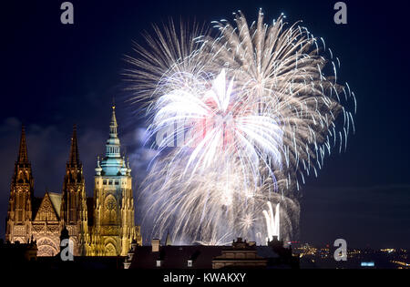 Prague. 1st Jan, 2018. New Year's fireworks 2018, blasted off from Letna at 18:00, Prague, Czech Republic, January 1, 2018. The pyrotechnic show with musical accompaniment was named 100 years in the Prague capital city. On the left side is seen Prague Castle. Credit: Vit Simanek/CTK Photo/Alamy Live News
