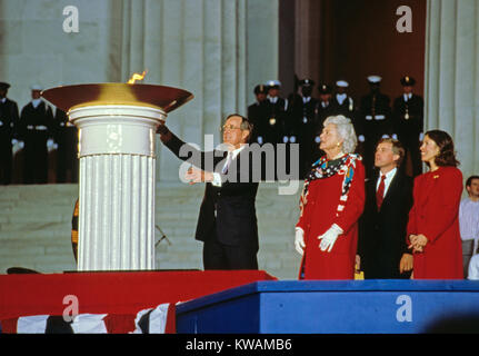 United States President-elect George H.W. Bush participates in the ceremonial candle lighting to conclude the opening ceremony for his inauguration at the Lincoln Memorial in Washington, DC on January 18 1989. From left to right: President-elect Bush, Barbara Bush, Marilyn Quayle, and US Vice President-elect Dan Quayle. Credit: Robert Trippett/Pool via CNP - NO WIRE SERVICE - Photo: Robert Trippett/Consolidated/dpa Stock Photo