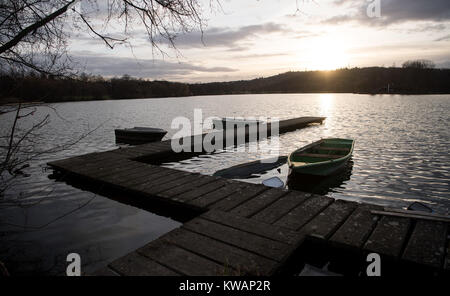Stuttgart, Germany. 02nd Jan, 2018. The sun sets at the Max Eyth lake in Stuttgart, Germany, 02 January 2018. Credit: Sebastian Gollnow/dpa/Alamy Live News Stock Photo