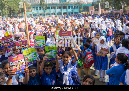 Dhaka, Bangladesh. 01st Jan, 2018. Textbook distribution festival. Credit: Tahir Hasan/Pacific Press/Alamy Live News Stock Photo