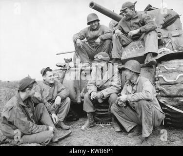 Ernie Pyle, famous war correspondent, and a U.S. tank crew at the Anzio Beachhead, Italy. March 18, 1944. (BSLOC 2014 8 217) Stock Photo