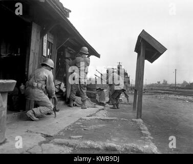 Soldiers of the 1st Cavalry Division fighting in a train yard in Pyongyang, Korea. They entered the North Korean city on Oct. 19 and secured it by Oct. 22, 1950. Korean War, 1950-53. (BSLOC 2014 11 65) Stock Photo