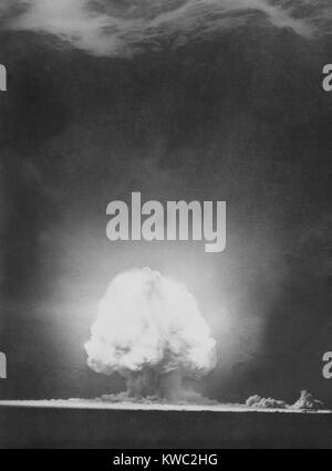 'Trinity' explosion at Los Alamos, Alamogordo, New Mexico. July 16, 1945. Photograph taken 9 seconds after the initial Trinity detonation shows the Mushroom cloud. Manhattan Project, World War 2. (BSLOC 2015 2 28) Stock Photo