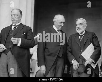 Two Presidents with Robert Lincoln at the dedication of the Lincoln Memorial on May 20, 1922. Former President, and Chief Justice of the Supreme Court, William Howard Taft (left) led the ceremony. President Warren Harding stands with the oldest and only surviving son of President Abraham Lincoln. (BSLOC 2015 15 29) Stock Photo