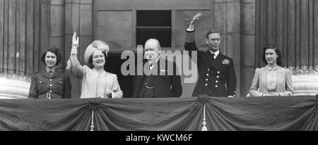 British Royal Family waves to crowds on Victory in Europe Day, May 8, 1945. Prime Minister Winston Churchill takes the central position of honor on the Buckingham Palace balcony. L to R: Princess Elizabeth, wear her ATS Uniform; Queen Elizabeth, Winston Churchill, King George and Princess Margaret. - (BSLOC 2014 14 19) Stock Photo