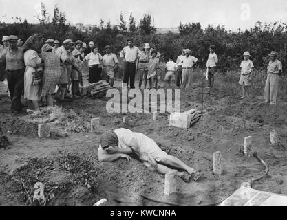 A grief stricken mother lying on the grave of her Haganah soldier son. Near Tel Aviv, July 31, 1948. Over 6,000 Israelis died in Israel's War of Independence (1947-1949), accounting for 1% of the population. - (BSLOC 2014 15 206) Stock Photo