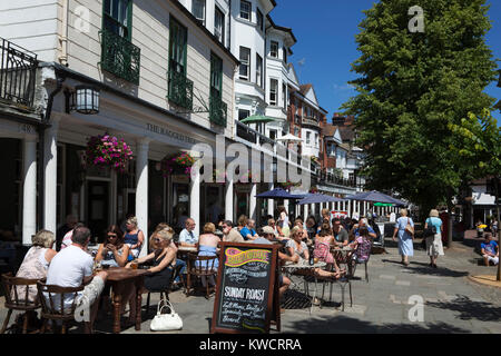 TUNBRIDGE WELLS, KENT, ENGLAND: Cafes along the Pantiles on busy afternoon Stock Photo