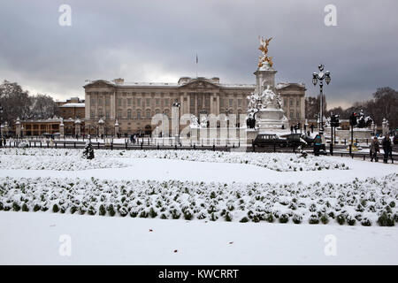 LONDON, ENGLAND: Buckingham Palace in snow Stock Photo