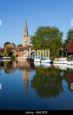 ABINGDON, OXFORDSHIRE, ENGLAND: River Thames at Abingdon with spire of St Helen's church Stock Photo