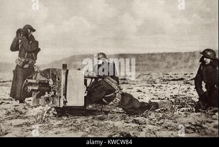 World War 1: Battle of the Argonne Forest. American machine gun crew creeping toward German lines. The battle was fought from Sept. 26, 1918, until the Armistice, Nov. 11, 1918. (BSLOC 2013 1 208) Stock Photo