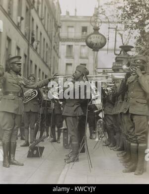 American military band plays jazz for Yankee wounded outside their Paris hospital, 1918. The 369th Infantry Regiment band was led by Lt. James Reese Europe, during the World War 1 (BSLOC 2017 2 188) Stock Photo