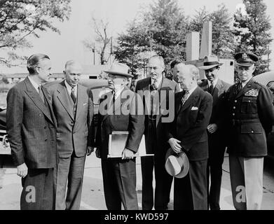 President Harry Truman with top advisers upon his return from the Wake Island meeting with General MacArthur. Oct. 16, 1950. L-R: Averill Harriman, George Marshall, Truman, Dean Acheson, 2 unidentified, Omar Bradley. (BSLOC 2014 11 259) Stock Photo