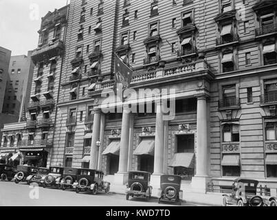 President's flag hanging above the entrance to Washington, D.C.'s Willard Hotel, Aug. 4, 1923. Vice President Coolidge's family lived at the Hotel and it became the residence of the U.S. President when Warren Harding died on Aug. 2, 1923. (BSLOC 2015 16 16) Stock Photo