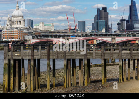 Wooden pier on the south bank of the Thames River with Blackfriars Bridge, St. Paul’s Cathedral and the City of London in the background. Stock Photo