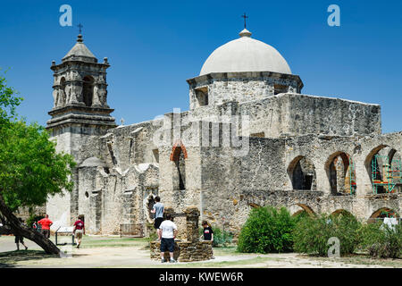 People visiting Mission San Jose y San Miguel de Aguayo (1782), San Antonio Missions National Historical Park, San Antonio, Texas USA Stock Photo