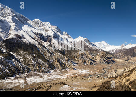 Stunning view of the Annapurna mountain range, with the Gangapurna peak and the Tilicho grande barriere in the background, along the popular Annapurna Stock Photo