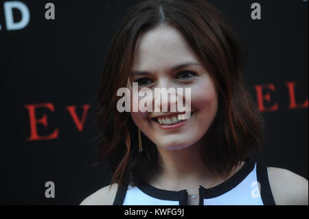 Jenna Gavigan attends the "Deliver Us From Evil" screening at the