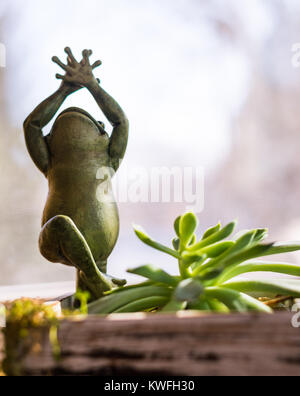 Blue frog sculpture hi-res stock photography and images - Alamy