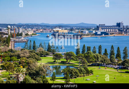 Australia, New South Wales, Newcastle, view of the Foreshore Park and the Newcastle waterfront, with the general cargo ship Weaver Arrow manouvering i Stock Photo