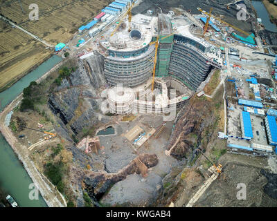 Shanghai, Shanghai, China. 2nd Jan, 2018. Shanghai, CHINA-2nd January 2018:(EDITORIAL USE ONLY. CHINA OUT) .Shimao Wonderland Quarry Hotel, the world's first five-star hotel built in quarry is under construction in Shanghai, January 2nd, 2018. The hotel is designed by renowned designer Martin Jochman. Credit: SIPA Asia/ZUMA Wire/Alamy Live News Stock Photo