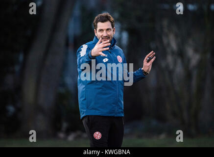 Mainz, Germany. 02nd Jan, 2018. Mainz' head coach Sandro Schwarz gestures during the first training session of the German Bundesliga soccer club 1. FSV Mainz 05 in Mainz, Germany, 02 January 2018. Credit: Andreas Arnold/dpa/Alamy Live News Stock Photo