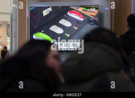 Seoul, South Korea. 3rd Jan, 2018. People watch news about the reopening of Panmunjom communication channel at a train station in Seoul, South Korea, Jan. 3, 2018. South Korea's presidential palace Blue House welcomed the reopening of communication channel with the Democratic People's Republic of Korea (DPRK) Wednesday. Credit: Lee Sang-ho/Xinhua/Alamy Live News Stock Photo